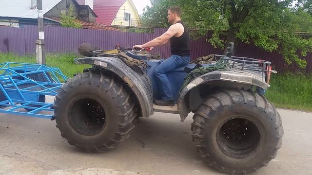 Заезд на прицеп с опорами на прицепе смотреть онлайн