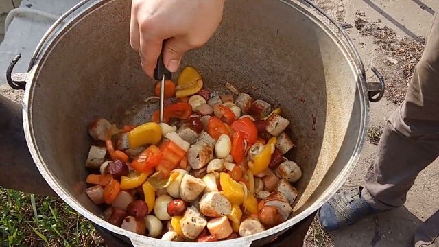 Колбаски с овощами в темном пиве. смотреть онлайн
