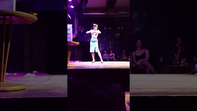 DAISY LOVELACE - Honey, I don't bite! смотреть онлайн