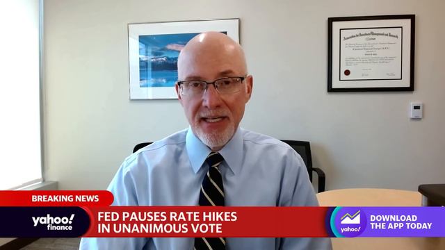 Fed: Something is going to 'break' between future rate hikes and falling inflation, says strategist смотреть онлайн