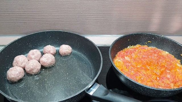 Нежные тефтели на сковороде. Meatballs in a pan смотреть онлайн