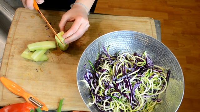 Raw Recipes: Thai Crunch Noodle Bowl | Sesame Ginger Dressing смотреть онлайн