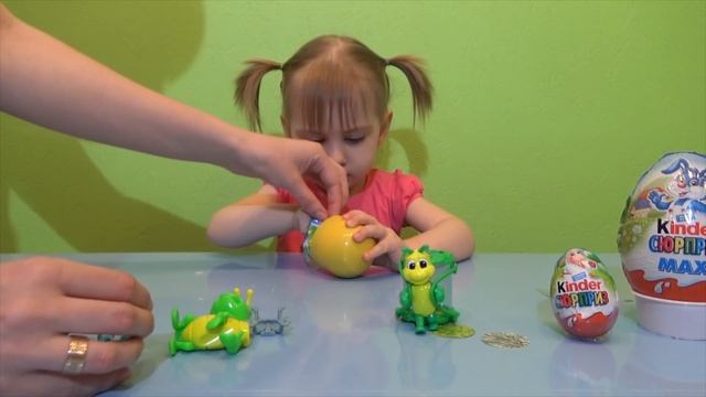Киндер Сюрприз Макси 2016 Насекомые в саду распаковка игрушек New Maxi Kinder Surprises toys смотреть онлайн