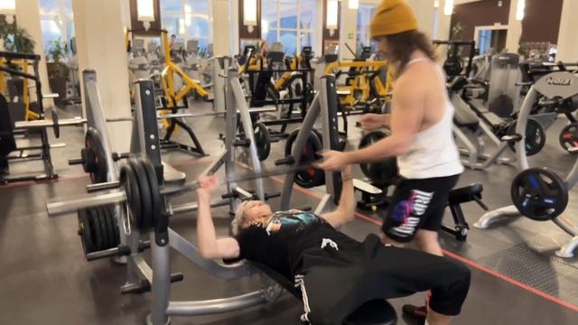 БРАТИКИ ПРОКАЧИВАЮТ ПАРАДЕЕВИЧА В СПОРТЗАЛЕ смотреть онлайн