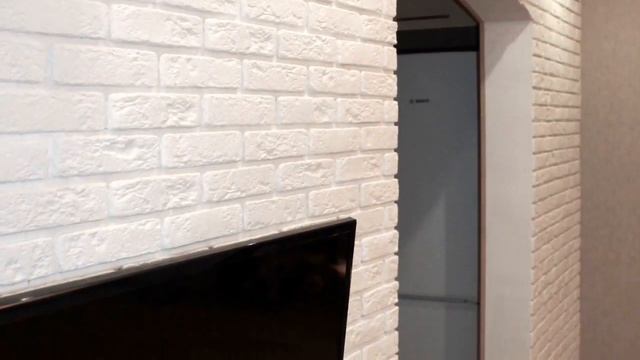 Декоративная плитка, декоративный кирпич в интерьере зала, комнаты, за телевизором. смотреть онлайн