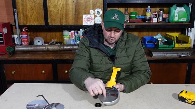 How to change the disc on a DeWalt angle grinder tutorial demo instruction DCG412N Fit blade смотреть онлайн