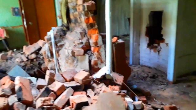 Спрятанный в кустах заброшенный дом оказался с сундуками и раритетными вещами смотреть онлайн