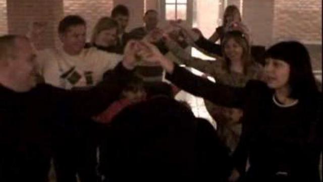 День рождения моей сестренки. Веселая игра "Ручейки" смотреть онлайн