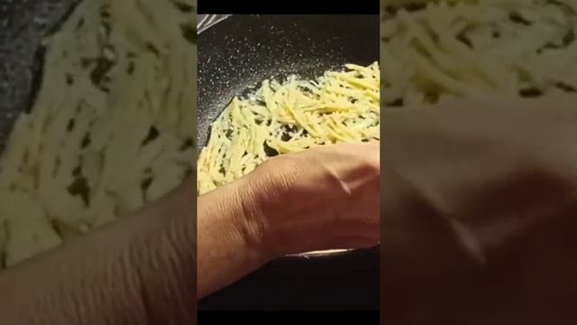 По этому рецепту драники из картошки необыкновенно хрустящие. Так никто не делает (проводила опрос) смотреть онлайн