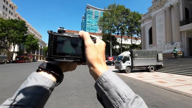 POV Street Photo: Sony 135mm F1.8 GM and ZV-E10 it’s like 200mm F1.8 смотреть онлайн