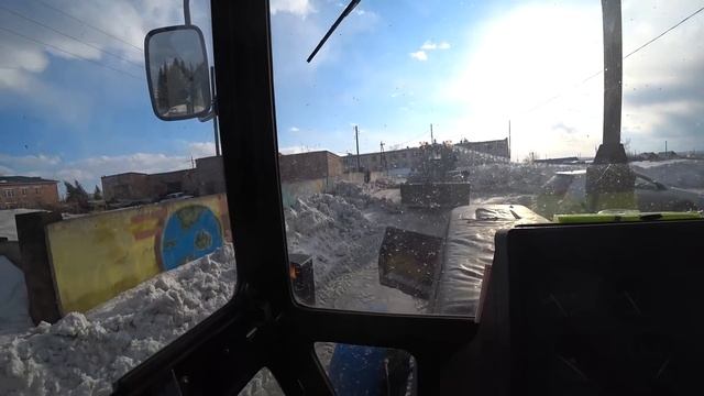 Мокрый снег, под ним лед. Буксуем но пробиваемся. ДРСУ со своим Т-150 нам в помощь! смотреть онлайн