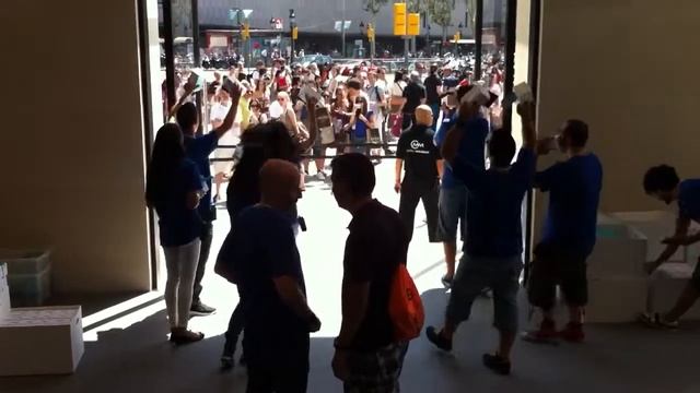 Apple Store Barcelona Passeig de Gràcia смотреть онлайн