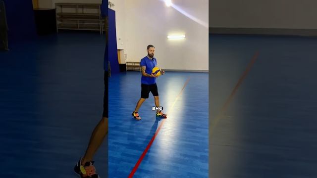 Для динамики лучше перенести центр тяжести на переднюю ногу и вывести плечи вперед #волейбол смотреть онлайн