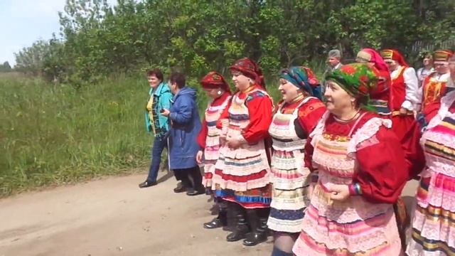 Духов день в Борках.По селу несут березку. смотреть онлайн