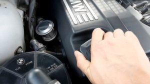 Открываем маслозаливную пробку на BMW N42B20