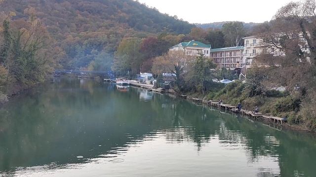 Вечер на реке Вулан в Архипо-Осиповке: рыбаки сидят, рыба плещется смотреть онлайн