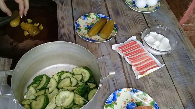 Крабовый салат без риса и кукурузы. Очень вкусный рецепт с огурцами и копченой колбасой смотреть онлайн