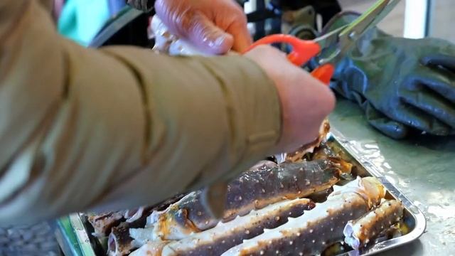 Японская уличная еда - ГИГАНТСКИЙ АЛЯСКИНСКИЙ КАМЧАТСКИЙ КРАБ Хакодатэ Хоккайдо морепродукты Япония смотреть онлайн