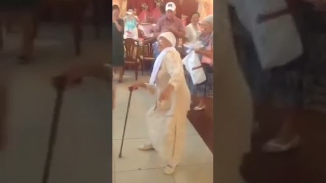 Бабушка с дедом хорошо танцуют смотреть онлайн