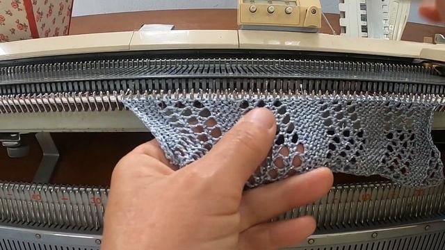 Ponto Rendado Em Ondas Feito Com Transportador Em Máquina De Tricô