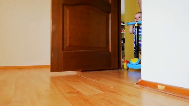 Шок! Малыш 8 МЕСЯЦЕВ катается на самокате! смотреть онлайн