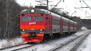 ЭП2К-344 со скорым поездом Казань — Новый Уренгой и ЭД2Т-0015 сообщением Екатеринбург — Ощепково