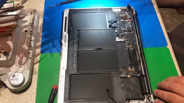MacBook A1466 DJ smoked it. смотреть онлайн