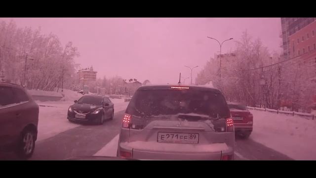 Чувак в Салехарде в час пик поворачивает в забор!!!!!! Жесть!!!!! смотреть онлайн