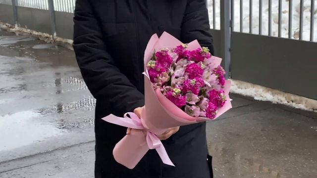 Розовый букет из ароматных маттиол и альстромерий смотреть онлайн