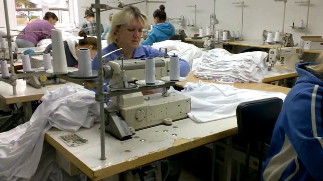 Сублимационные футболки производство -4. Работа швей. смотреть онлайн
