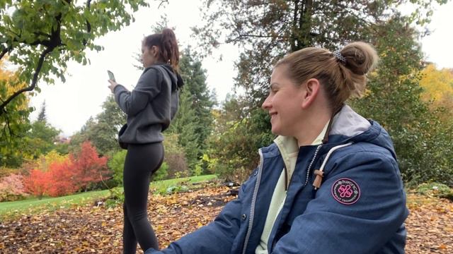 Настюшка и 5 день зарядки 👟 в парке. Мы нашли белку. Мысли о массаже лица и я получила лекарства. смотреть онлайн