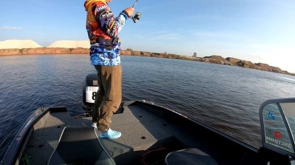 Как поставить лодку на точку. Ловлю судака