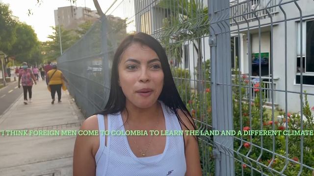 Asking local Colombianas why gringos run to Colombia ?? смотреть онлайн
