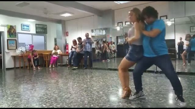 Clase bachata. Fidel y loli escuela de baile смотреть онлайн