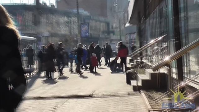 Дети издеваются над бездомным [Социальный эксперимент] / Children mock the homeless смотреть онлайн