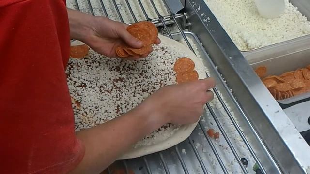 Papa John's Pepperoni Pizza Making Process смотреть онлайн