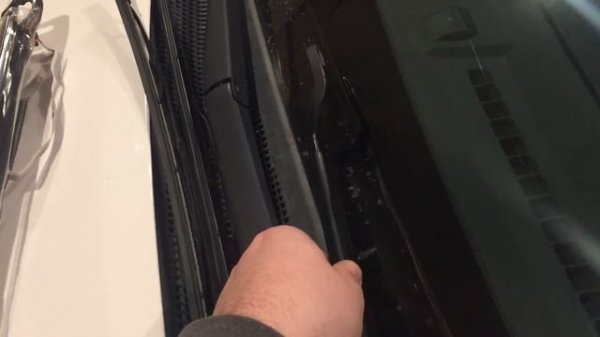 Windshield Wiper Blade Replacement (Hyundai Elantra)