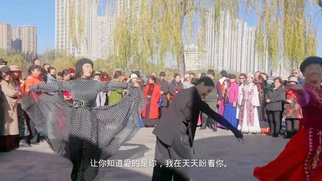 新疆歌舞《你让我心动》，维吾尔美女沙宝与众舞友接龙，太精彩了 смотреть онлайн