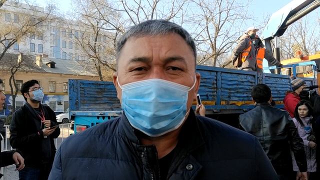 В Бишкеке начался демонтаж забора вокруг «Белого дома» смотреть онлайн