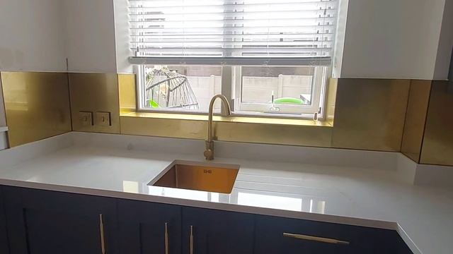 Золотое закалённое стекло для кухни с эффектом паутины. Эксклюзив от компании СУФпринт. смотреть онлайн