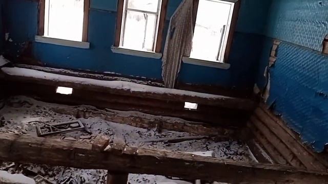 Нашел в заброшенном доме ёлочные игрушки времен СССР, и хрустальную салатницу в подполе. смотреть онлайн