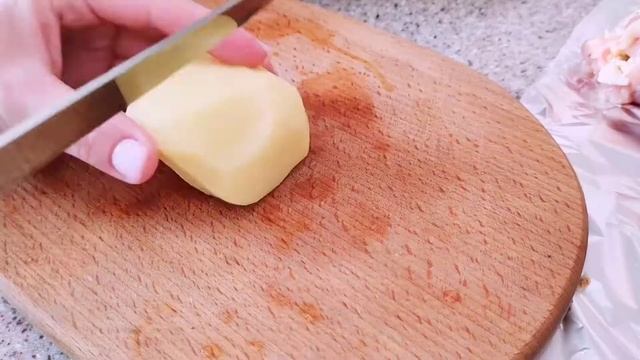 Мясные рулетики с яйцом и сыром и сочная картошечка в духовке смотреть онлайн