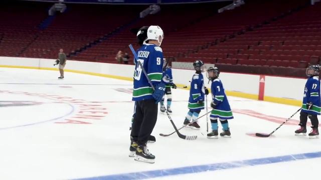 Андрей Кузьменко на тренировке с детьми . В рамках программы "Коньки твоей мечты" смотреть онлайн