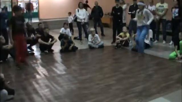 06 Jupiter Хвалынск и Lee Владимир, toprock и footwork, 1I4 финала, Open kids battle 2, Хвалынск 22 смотреть онлайн