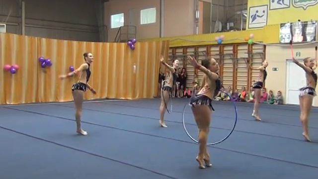 Групповое упражнение с 2 обручами и 6 булавами Ивангород МС смотреть онлайн