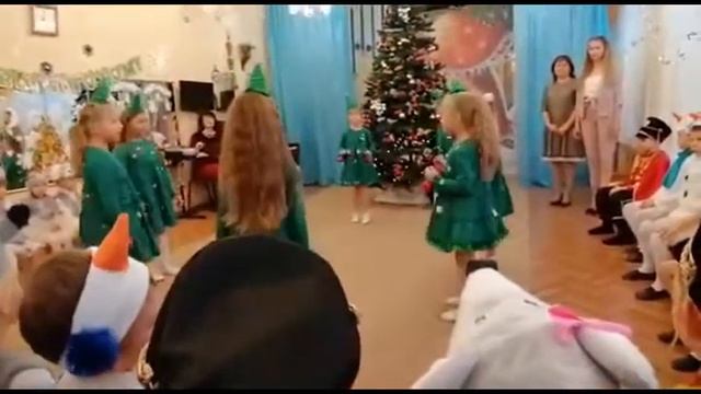 ТАНЕЦ ЁЛОЧЕК в детском саду смотреть онлайн