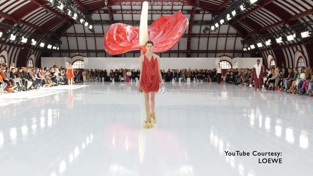 Emma Watson's 'Floating' Dress смотреть онлайн