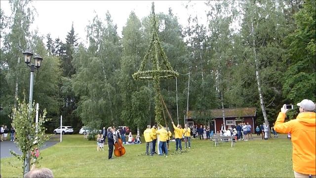 Midsommar - праздник летнего солнцестояния, маленький сюжет о вязании. смотреть онлайн