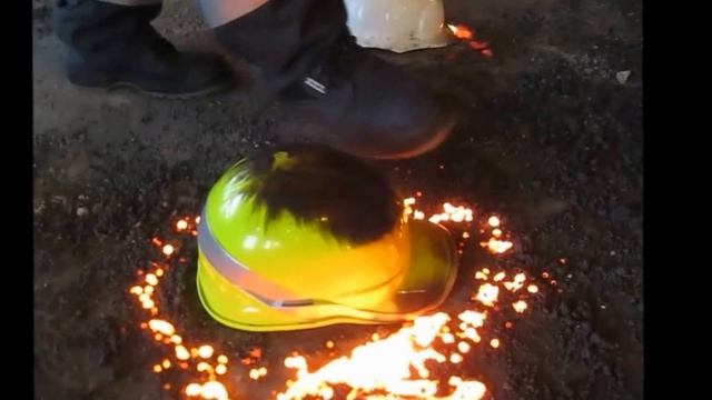 Каска выдержала разлив расплавленного металла температурой в 1500С смотреть онлайн