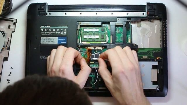 ASUS K52J Чистка от пыли и замена термопасты. смотреть онлайн